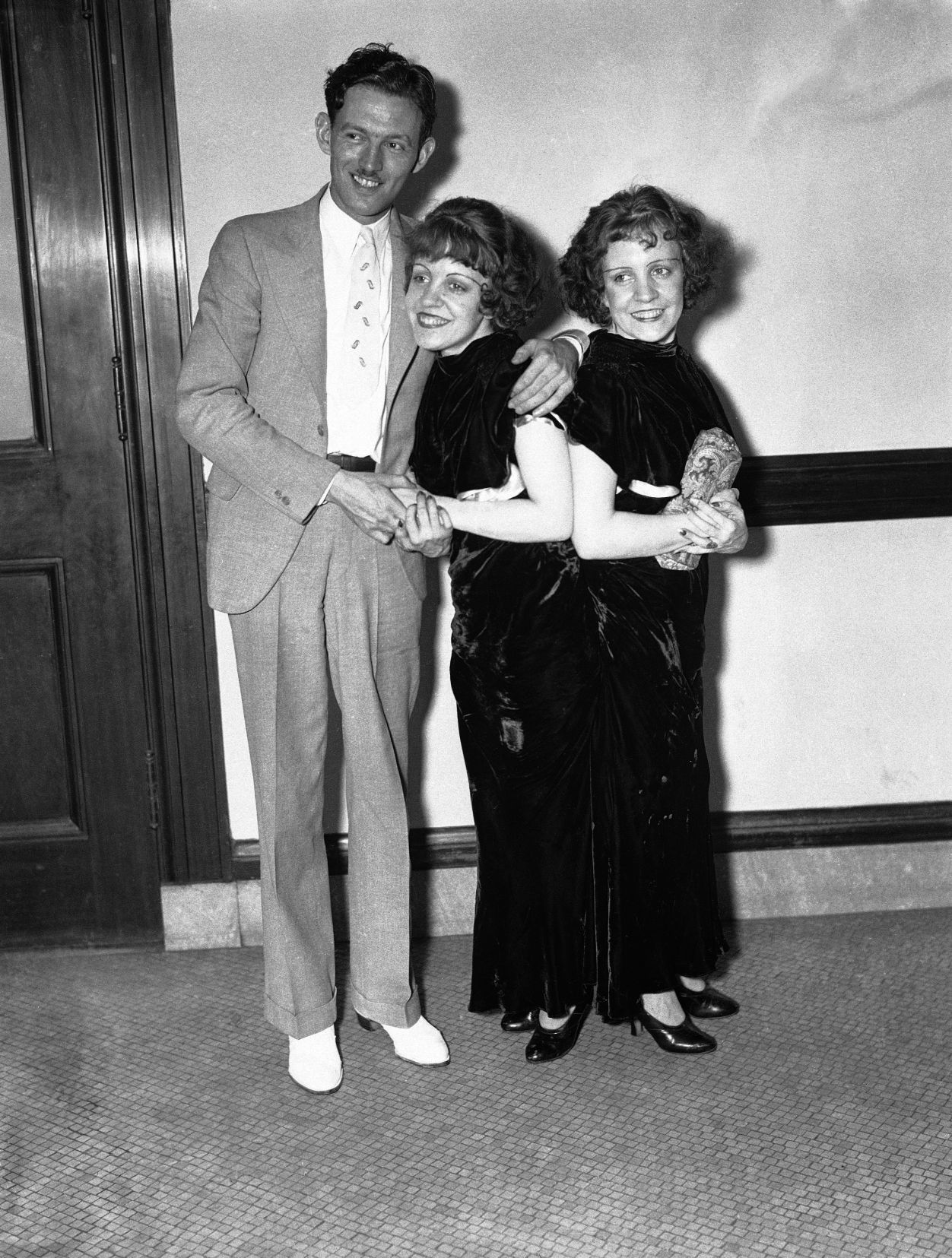 1934: Twin sisters
